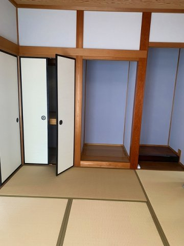 ※商談中【No.7472】緑ヶ丘3丁目/2SLDK/バリアフリーの和室|床の間、仏間と物入がございます。