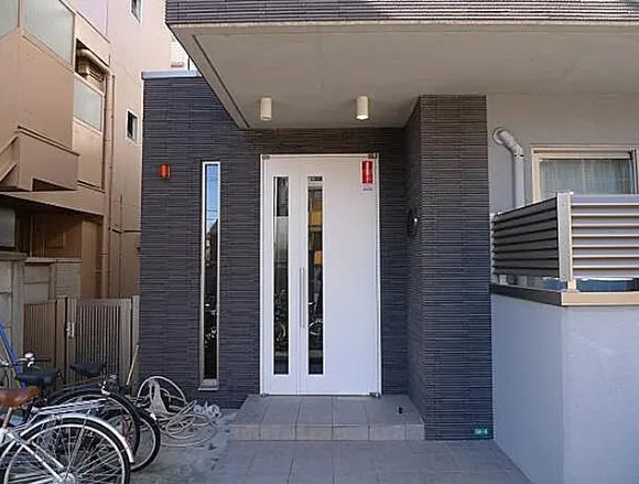 トラスティ本間のエントランス