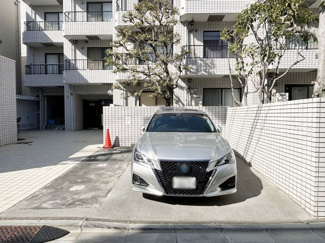 【駐車場】 | マンションの駐車場スペース。空きの有無や駐車料金、サイズ規定などについては、改めてお問い合わせください。～即日のご見学可能～　お問合せはお気軽にどうぞ。
