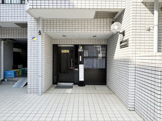 【エントランス】 | マンションの正面エントランス。出入りする人間を癒してくれるマンション入り口であり、その建物の「顔」でもあります。～即日のご見学可能～　お問合せはお気軽にどうぞ。
