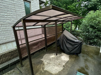 【その他共用部分】 | 屋根付きの駐輪場で雨が降っても大切な自転車が濡れなくてすみます♪荷物が重いときに自転車があれば助かりますね！