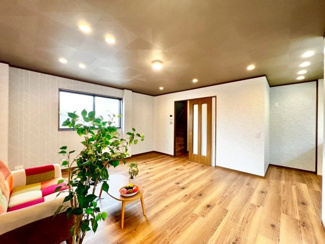 【居間・リビング】 | 鷹合２丁目　中古一戸建 | こちらのリビングで趣味の時間をお楽しみください