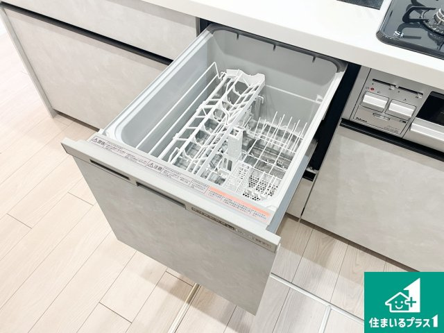 メゾンドール浜寺北の内装|食事後の一仕事、食器洗いをボタン一つでお任せできちゃいます！場所を取らないビルトイン式なので、お料理スペースもしっかり確保！