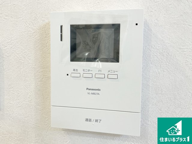 メゾンドール浜寺北の防犯設備|カラーモニターインターホン！声だけでなく来訪者の姿や顔がモニターで確認できるので、小さなお子様がいらっしゃるご家庭でも安心できます！