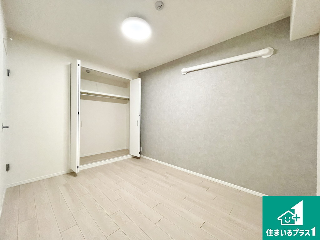 メゾンドール浜寺北の洋室|給湯器リモコン（LDK側）ボタン一つでお風呂のお湯はり・追い炊き可能！便利な呼び出し機能付き！表示文字が大きく読みやすい有機ＥＬを採用！どの角度からも見やすくなっています。