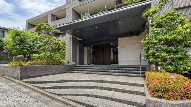 グランツオーベル目白近衛町のエントランス|山手線「目白」駅徒歩６分！ペット飼育可能な平成１３年築の新耐震基準マンション、グランツオーベル目白近衛町は即日現地案内可能となっておりますので、お気軽にお問い合わせください！