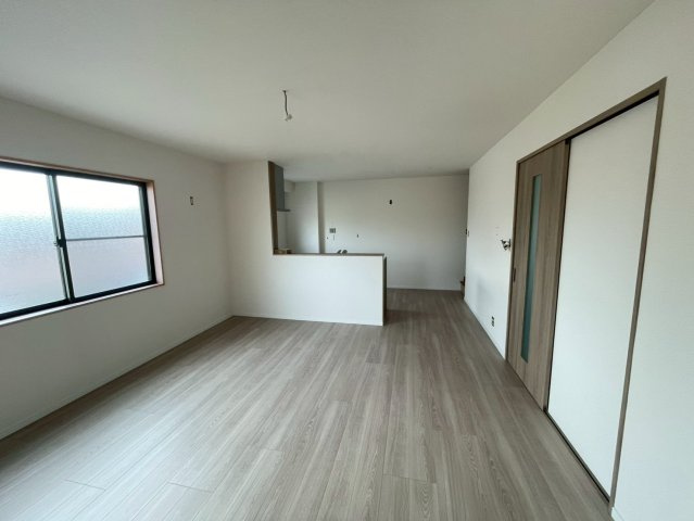 門真市本町の居間・リビング|【同社施工例】※類似同仕様です。開口部のデザインや位置等のデザインが異なります。
