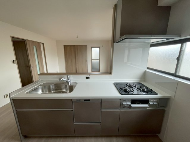 門真市本町のキッチン|【同社施工例】※類似同仕様です。開口部のデザインや位置等のデザインが異なります。
