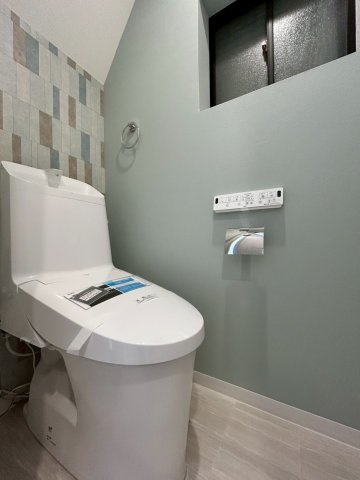 門真市本町のトイレ|【同社施工例】※類似同仕様です。開口部のデザインや位置等のデザインが異なります。
