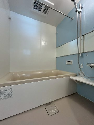 門真市本町の浴室|【同社施工例】※類似同仕様です。開口部のデザインや位置等のデザインが異なります。
