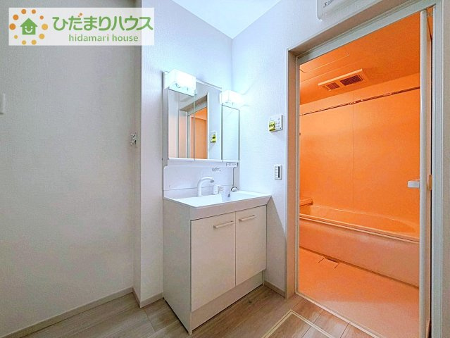 【独立洗面台】 | 土浦市中央3期　新築戸建　2号棟 | 三面鏡の大きな鏡は憧れます(^^♪
鏡の後ろは収納となっていて、細かいものでも収納できるのでスッキリと整理できます！