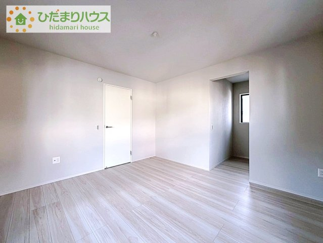 【寝室】 | 土浦市中央3期　新築戸建　2号棟 | バルコニーに面していて、たっぷり光りの入る明るい主寝室です！