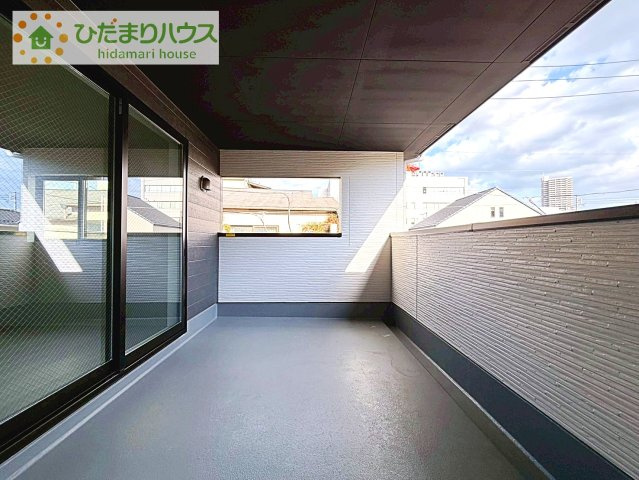 【バルコニー】 | 土浦市中央3期　新築戸建　2号棟 | 広々としたバルコニーは、大量の洗濯物を干しても余裕！お布団だって、家族全員分をいっきに干せますね(^O^)