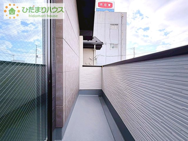 【バルコニー】 | 土浦市中央3期　新築戸建　2号棟 | 2部屋から出入りできるバルコニーで、お洗濯物の干し分けもできちゃいますね(^^♪