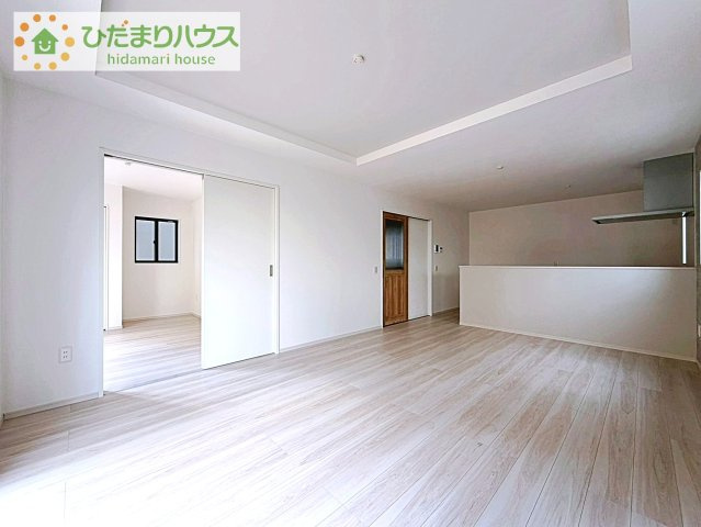 【居間・リビング】 | 土浦市中央3期　新築戸建　2号棟 | リビングの大きな窓からは、暖かな日の光が降り注ぎます・・・