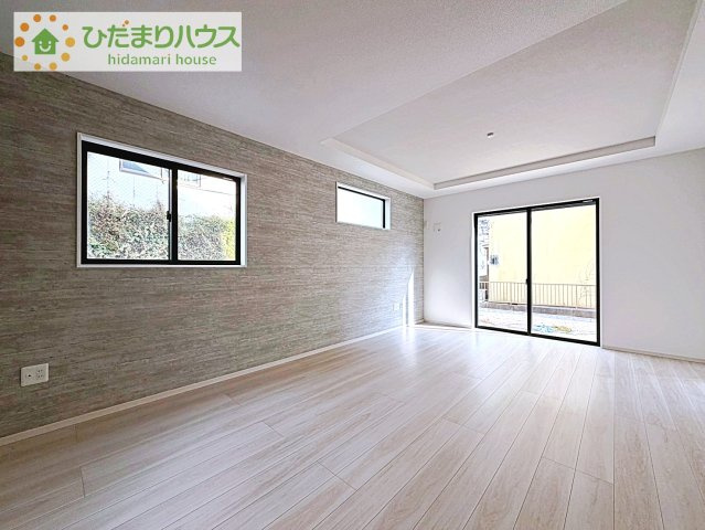 【居間・リビング】 | 土浦市中央3期　新築戸建　2号棟 | 家族の集まるLDKは広々17帖！贅沢な空間を演出！