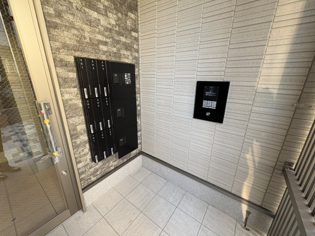 アヴニール西新町のエントランス