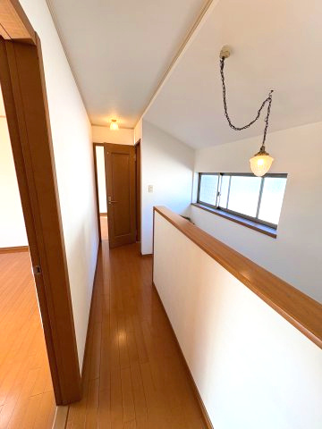 三鷹新川4丁目の内装|明るい窓から自然光が差し込む2階廊下は、落ち着いた雰囲気で家族が行き来しやすい空間です。