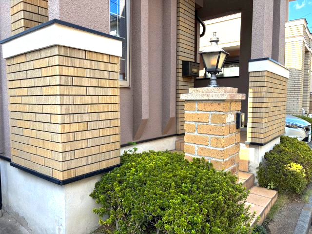 三鷹新川4丁目の玄関|門柱もあり落ち着いたエントランスです。