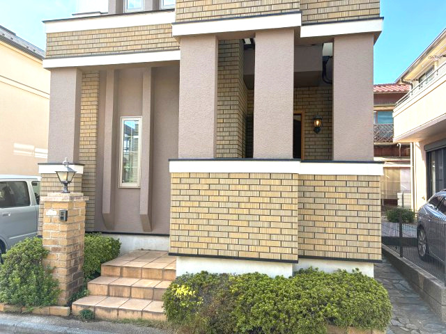 三鷹新川4丁目の外観|植栽も外観に溶け込み趣のあるエントランス回りとなっています。