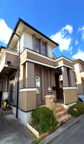 三鷹新川4丁目の外観|上品で重厚感のあるクラシックファサードが、住まいに格調を添えます。