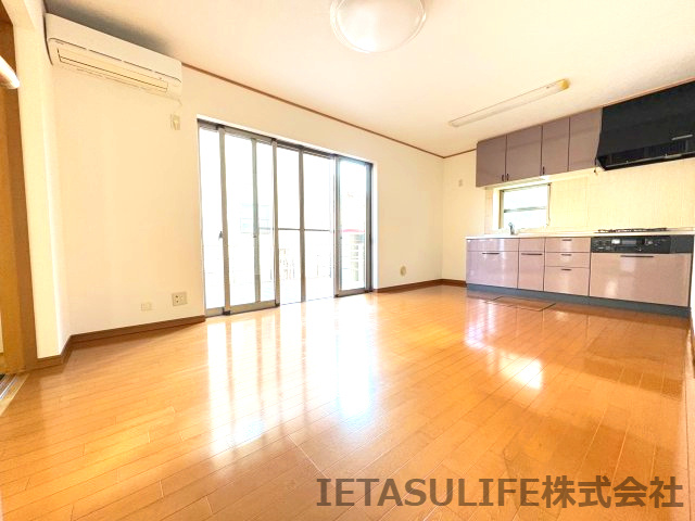 三鷹新川4丁目の居間・リビング|センターオープンの大開口からウッドデッキへフラットに伸びる設計で、内と外が自然につながる上質な開放感