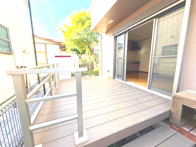 三鷹新川4丁目のその他|プチアウトドア気分を楽しめる、開放的なウッドデッキスペース。