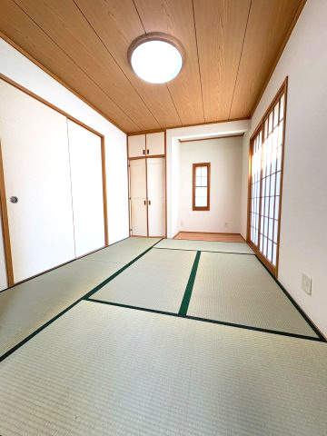 三鷹新川4丁目の和室|引き戸を開ければリビングとひと続きになり、開放的に使える和室です。