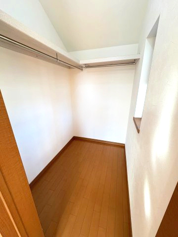 三鷹新川4丁目の収納|衣類や季節物もまとめてしまえる、大型のウォークインクローゼット付きです。