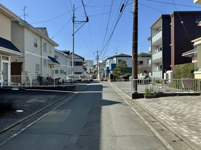 中央区葵西　第2　1号棟の前面道路含む現地写真