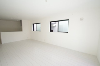 【居間・リビング】 | 【仲介手数料無料！！】八王子市上柚木　新築戸建て（全2棟）1号棟　3990万円