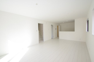 【居間・リビング】 | 【仲介手数料無料！！】八王子市上柚木　新築戸建て（全2棟）1号棟　3990万円