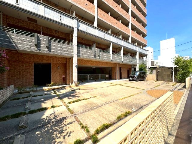 シェモア藤井寺駅前の駐車場