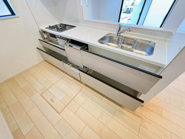 町田市原町田2丁目のキッチン|収納力◎のキッチンは、食器や調理器具を綺麗に整理可能。さらに食洗器付きで後片付けもラクラク、家事効率