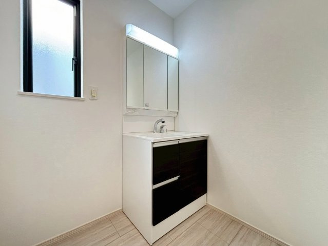 町田市原町田2丁目の洗面所|ゆったりとした洗面台は、朝の準備や夜の身支度がスムーズに。鏡や作業スペースも広く、家族で並んでも快適