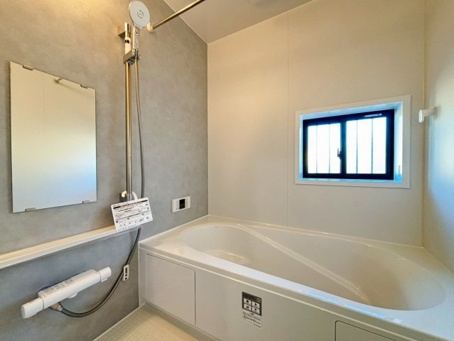 町田市原町田2丁目の浴室|シンプルでモダンな浴室は、落ち着いた色合いと広さで一日の疲れをリセット。ゆったりと足を伸ばせる浴槽と