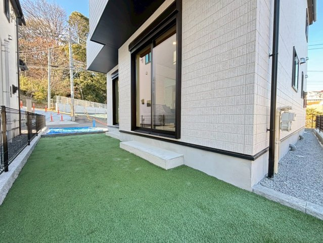 町田市原町田2丁目の庭|ゆったりとした庭は、家族のくつろぎや遊びの場として◎。ガーデニングやプランター栽培も楽しめ、四季の変