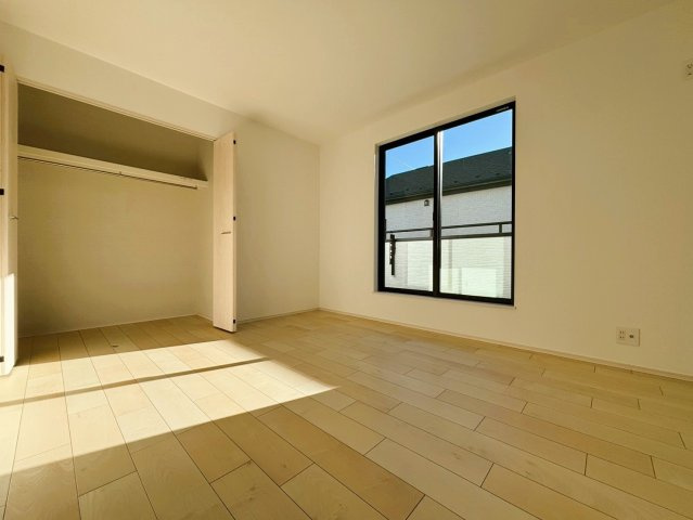 町田市原町田2丁目の洋室|南向きの居室は、自然光がたっぷり差し込み明るく快適。日中は照明を使わず過ごせるほどの採光で、居心地の