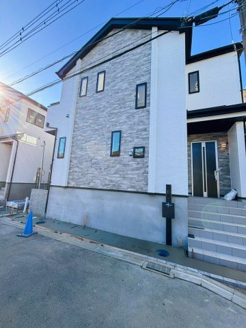 町田市原町田2丁目の外観|新築戸建ては、モダンで落ち着いた外観が特徴。広い敷地にゆったりと駐車スペースを設け、家族の生活動線を