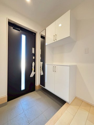 町田市原町田2丁目の玄関|明るく広々とした玄関ホールは、家族やゲストを温かく迎える空間。収納スペースも豊富で、靴や外出用品をす