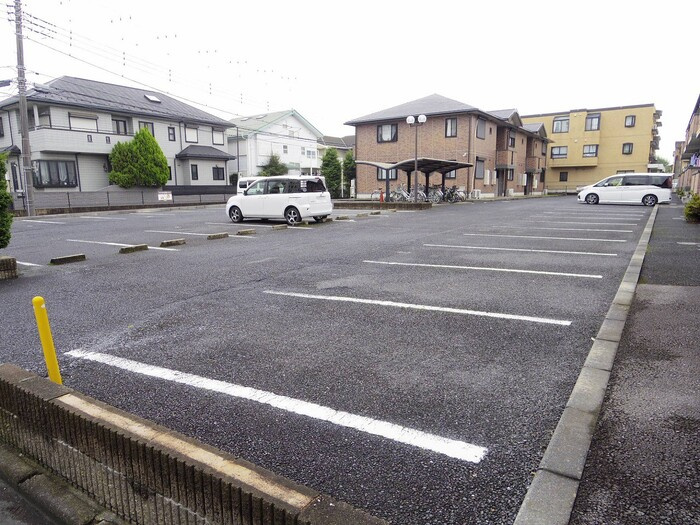 ファミーユつくばAの駐車場