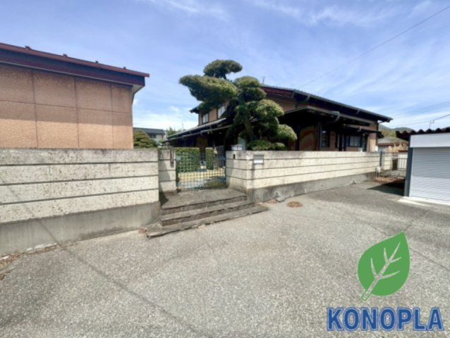 【中古戸建】桐生市相生町2丁目の外観|■外観｜現地は、日常に便利なスーパーやコンビニなどの商業施設が身近に揃う便利な立地です。引越し直後は何かとお世話になりそうな商業施設も、車でちょっと行ったところにある嬉しい周辺環境です。