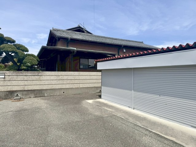 【中古戸建】桐生市相生町2丁目の外観|■外観｜大切な愛車を雨風や紫外線からしっかりと守ります。外からの視線を遮ることができ、防犯性も高く安心です♪