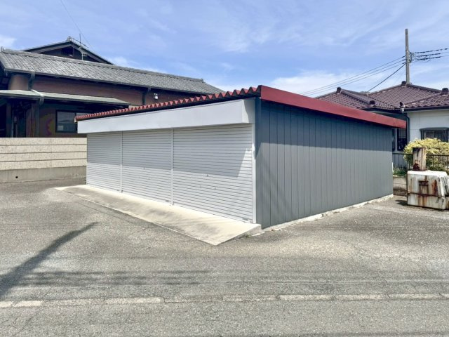 【中古戸建】桐生市相生町2丁目の外観|■外観｜車だけでなくバイクやアウトドア用品などの保管にも便利です♪
