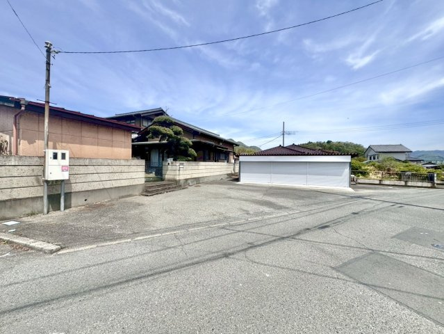 【中古戸建】桐生市相生町2丁目の外観|■外観｜道路幅にゆとりがあることで駐車もしやすく、来客時や複数台利用の際にもストレスを感じにくいのが魅力の一つです♪