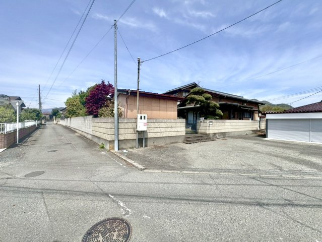 【中古戸建】桐生市相生町2丁目の前面道路含む現地写真|■外観｜周囲の見渡しが良く、車の出入りの際も安全確認がしやすいため、小さなお子様がいるご家庭でも安心です。
