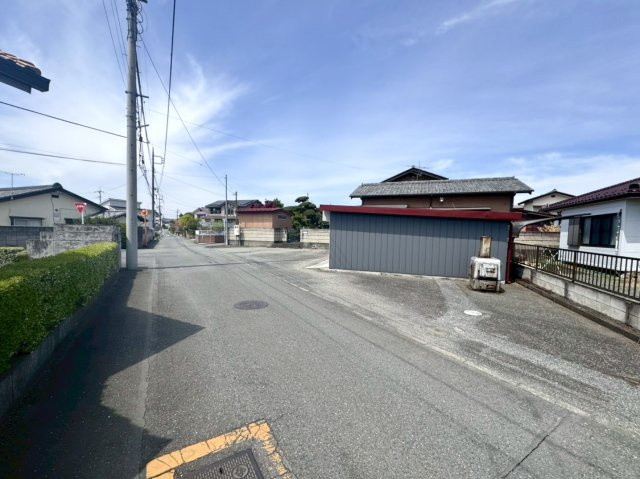 【中古戸建】桐生市相生町2丁目の前面道路含む現地写真|■外観｜広々大空間の339坪の敷地、そして住みやすい環境をぜひ現地でご覧になりませんか。お気軽にお問合せください(^^) 