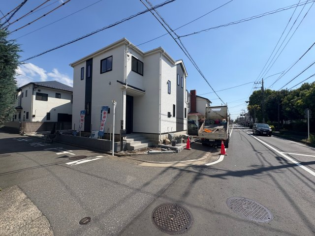 全２棟／カースペース2台＋庭スペースの広さ！／瀬谷区南台の前面道路含む現地写真