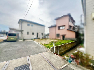 【前面道路含む現地写真】 | 周辺にはスーパーや薬局など、商業施設がそろっていますよ！とても住みやすい環境です！