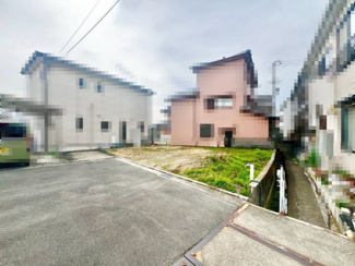 【前面道路含む現地写真】 | 建ぺい率60％、容積率200％で３階建も建築可能です♪